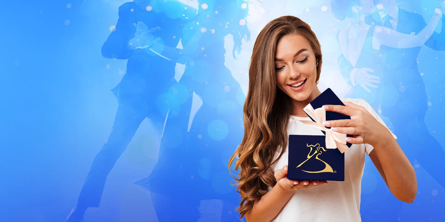 Une jeune femme ouvre un cadeau de cours de danse