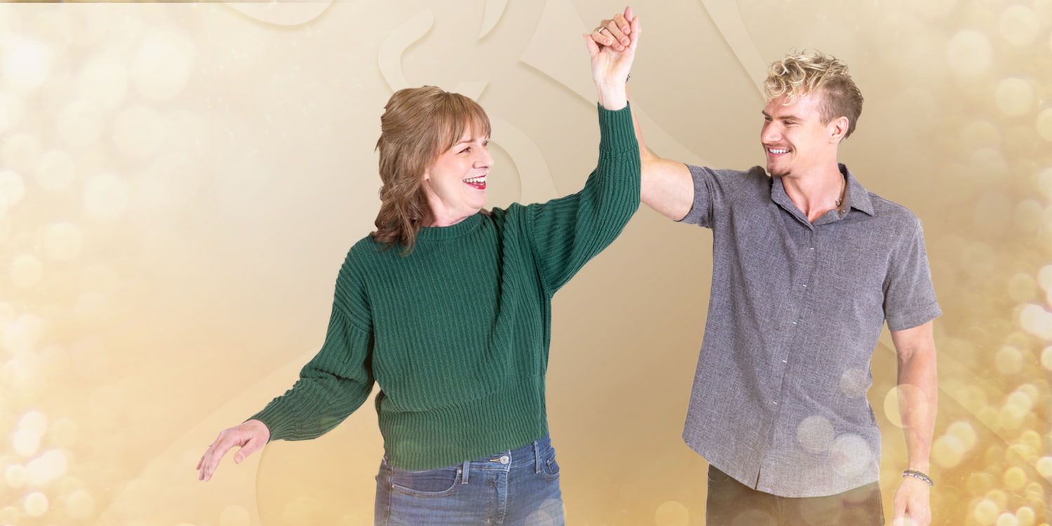 Une mère et son fils dansant en automne