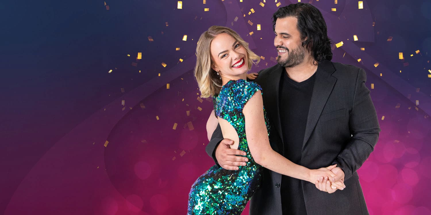 Jeune couple dansant pour les fêtes de fin d'année