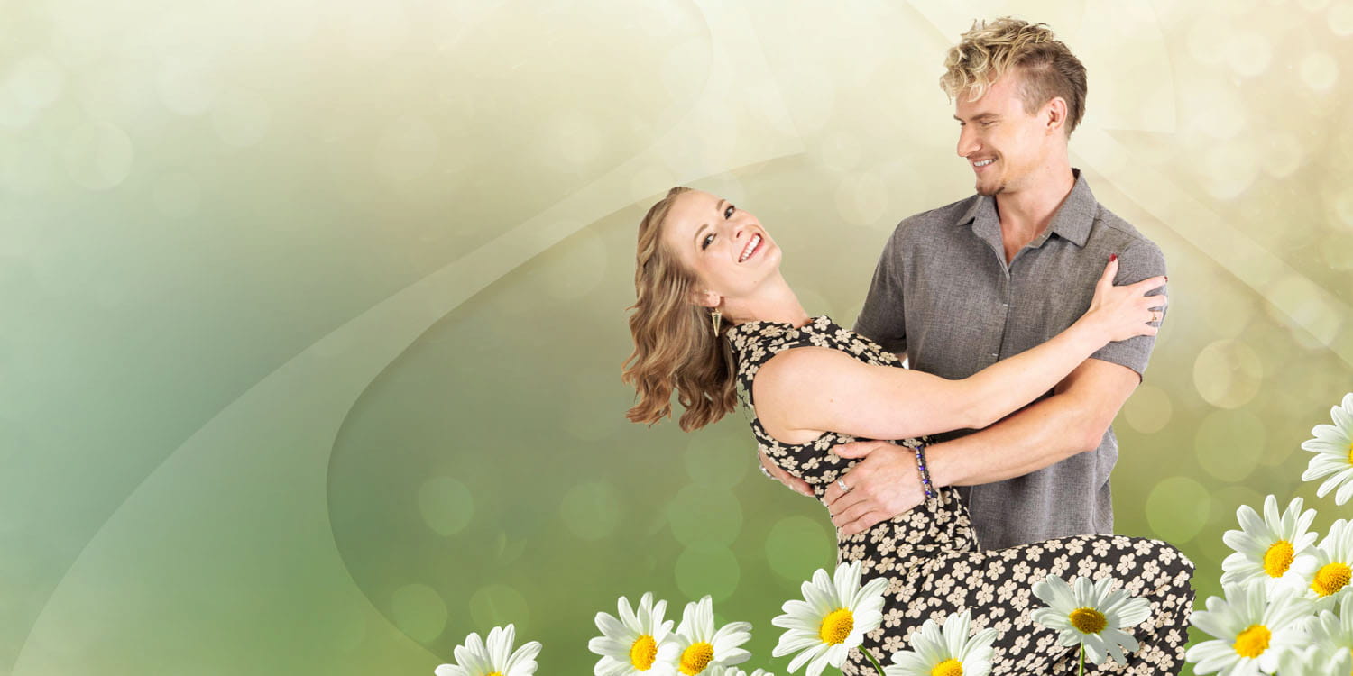 Jeune couple dansant en automne