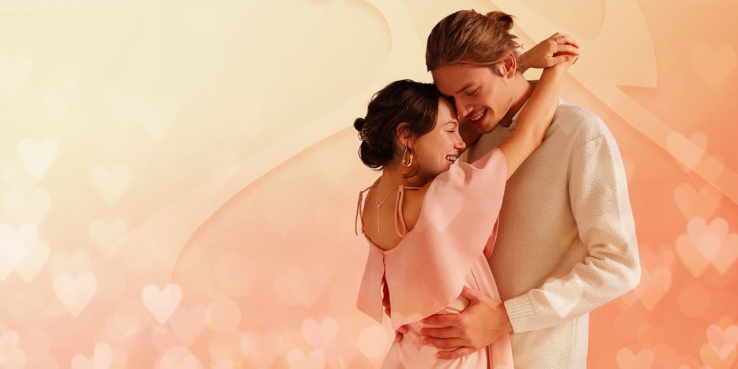 Jeune couple amoureux en plein voyage à travers la danse.